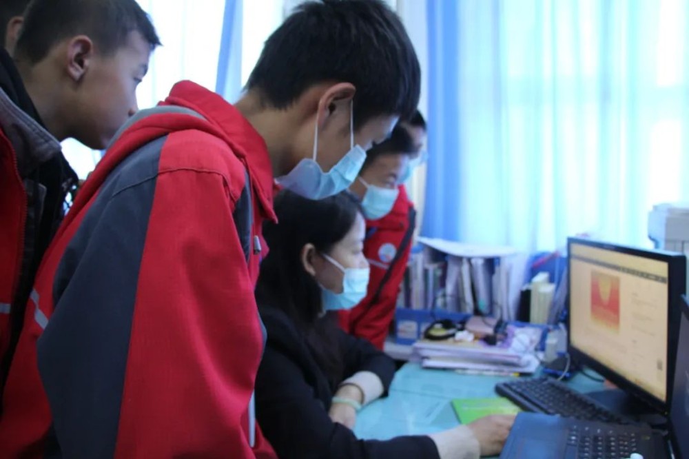 十团：学习全会精神 凝聚思想共识