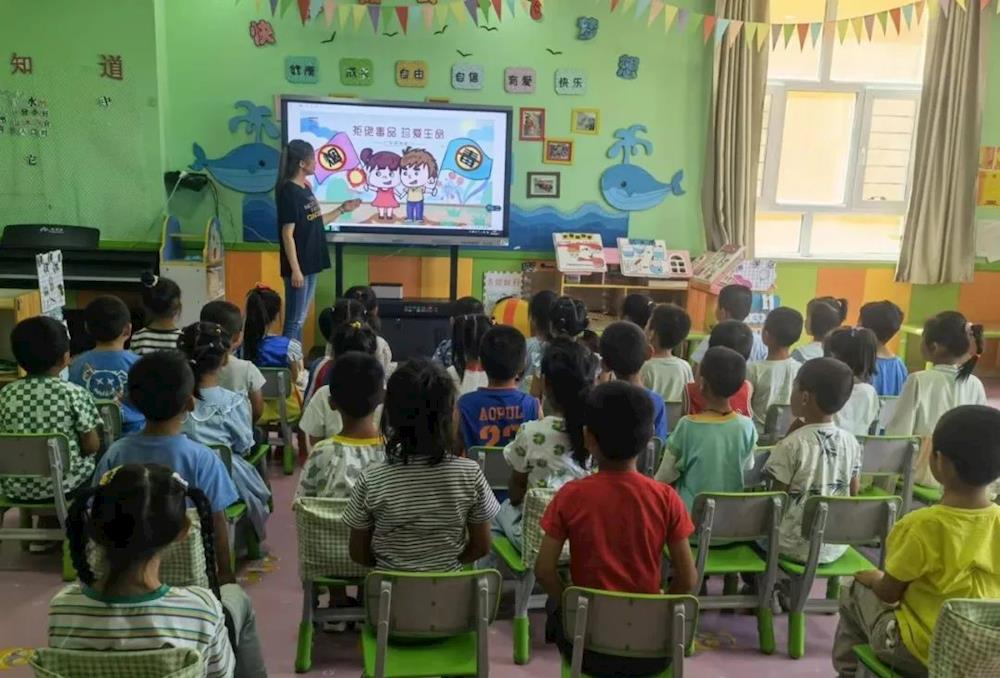 十四团幼儿园开展“远离毒品 珍爱生命”禁毒宣传活动