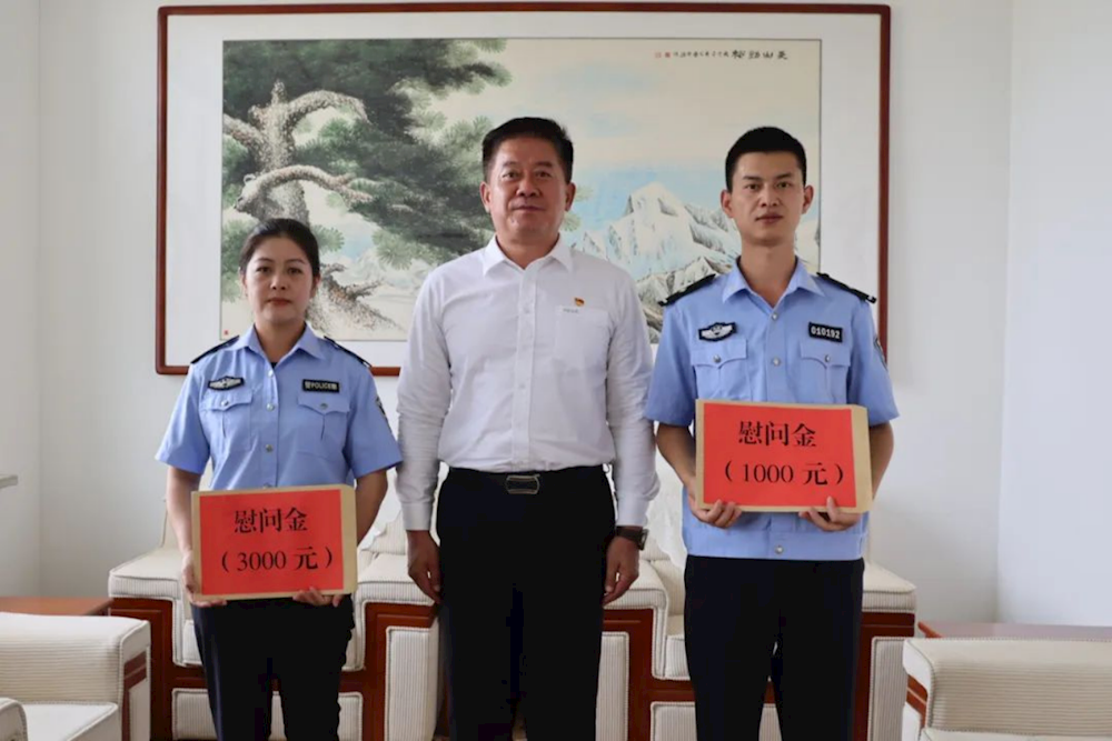 第一师阿拉尔市公安局党委组织开展“七一”走访慰问活动