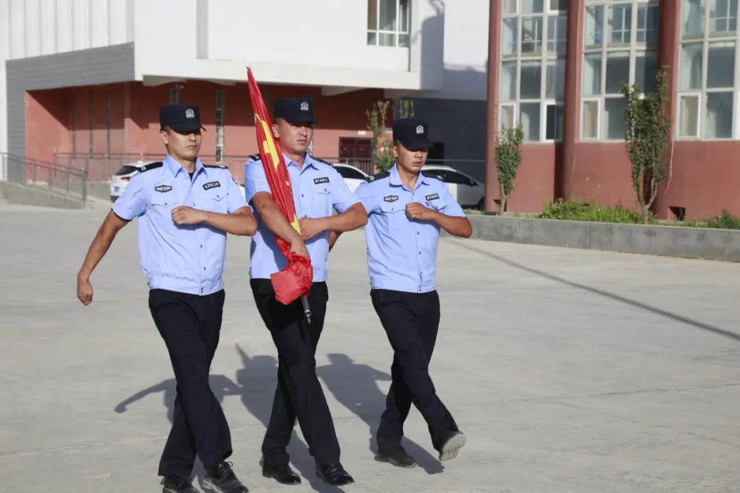 四团举行庆“七一”升国旗仪式