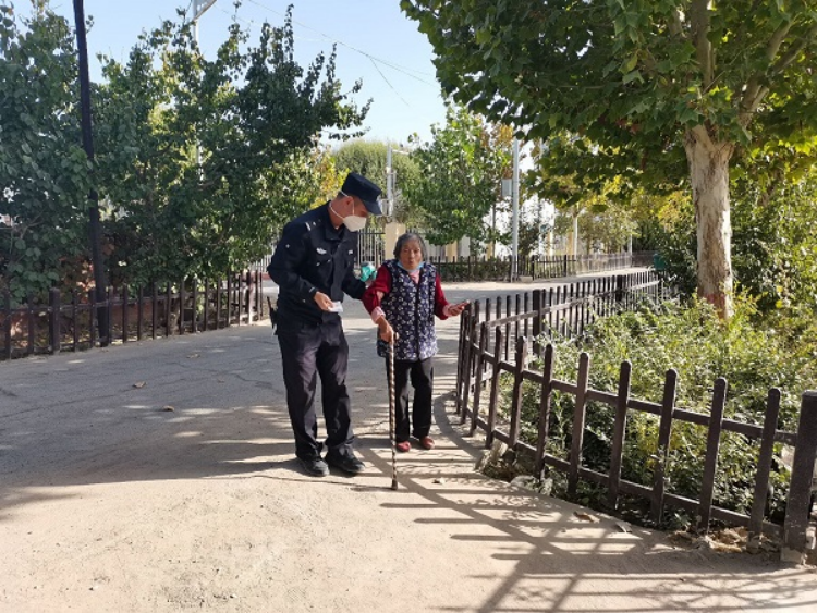 民警助力寻回走失老人