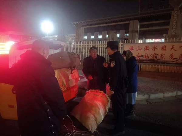 老人深夜滞留车站 民警暖心护送回家