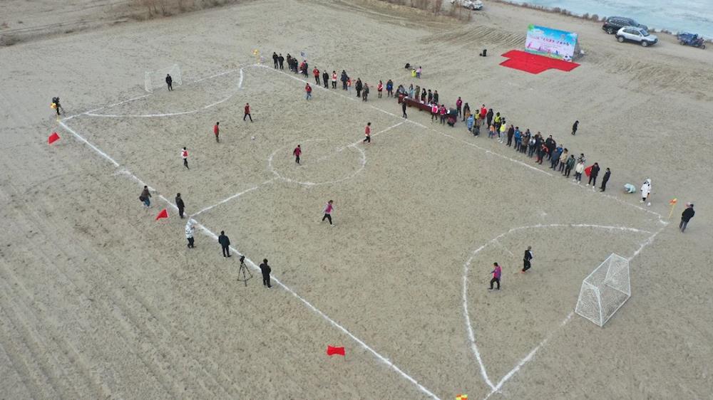 中西部地区县域乡村足球系列活动暨兵团第一师阿拉尔市十二团塔南镇沙漠足球联赛开赛