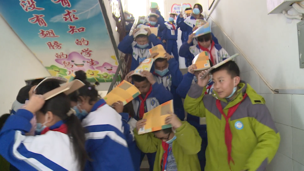 一团小学开展地震应急疏散演练活动