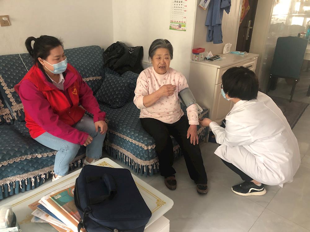 青松路街道开展“关爱老人不停步 弘扬敬老新风气”志愿服务活动
