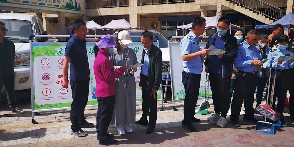 师市市场监管局在江泰商贸城开展文明健康绿色环保主题宣传活动