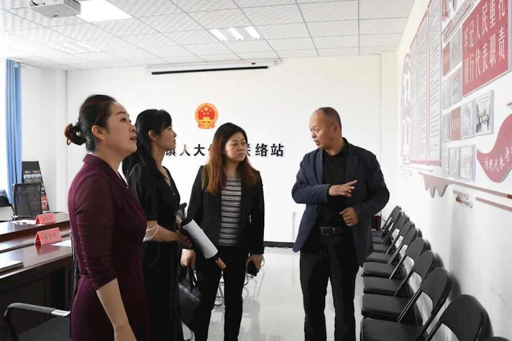 兵团办公厅调研组、市人大常委会一行到三团走访调研人大工作