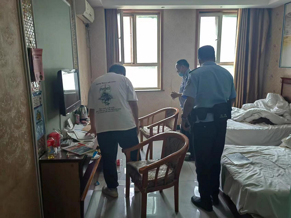 【护航高考】考生忘带身份证 民警奋力帮找回
