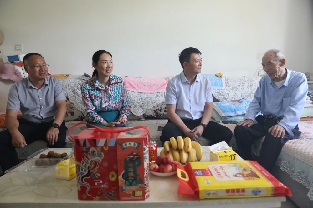 携一缕粽香 传一份关爱：八团团领导走访慰问抗美援朝老战士、孤寡老人