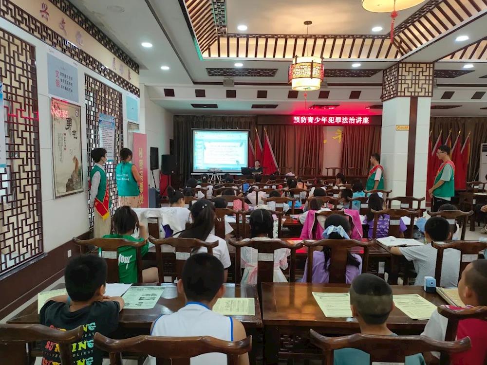 新时代文明实践｜夏季普法忙 返乡大学生来十团帮忙