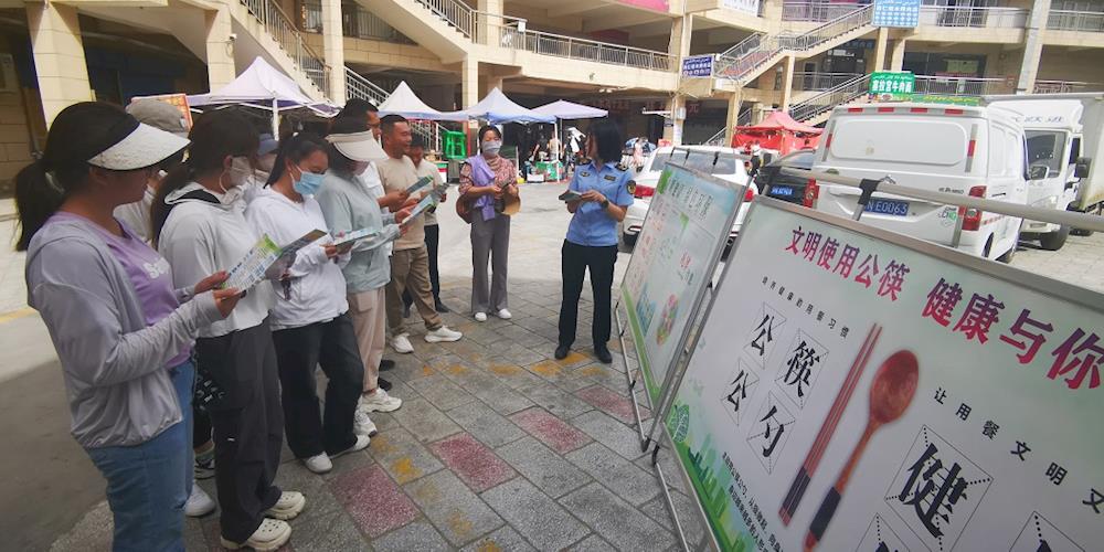 师市市场监管局在江泰商贸城开展文明健康绿色环保主题系列宣传活动