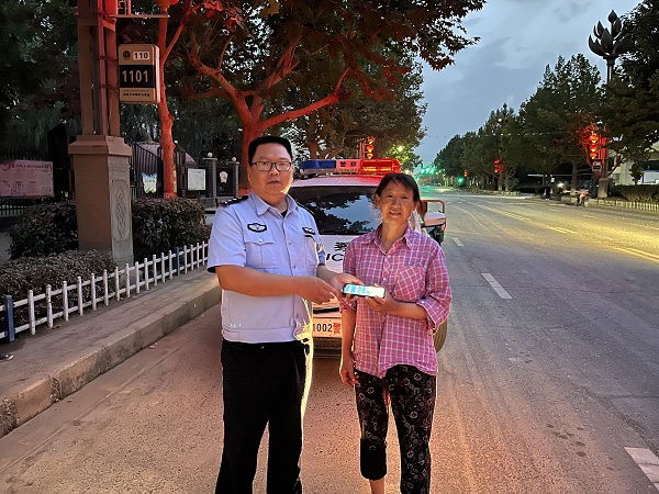 群众大意丢手机，民警暖心帮找回