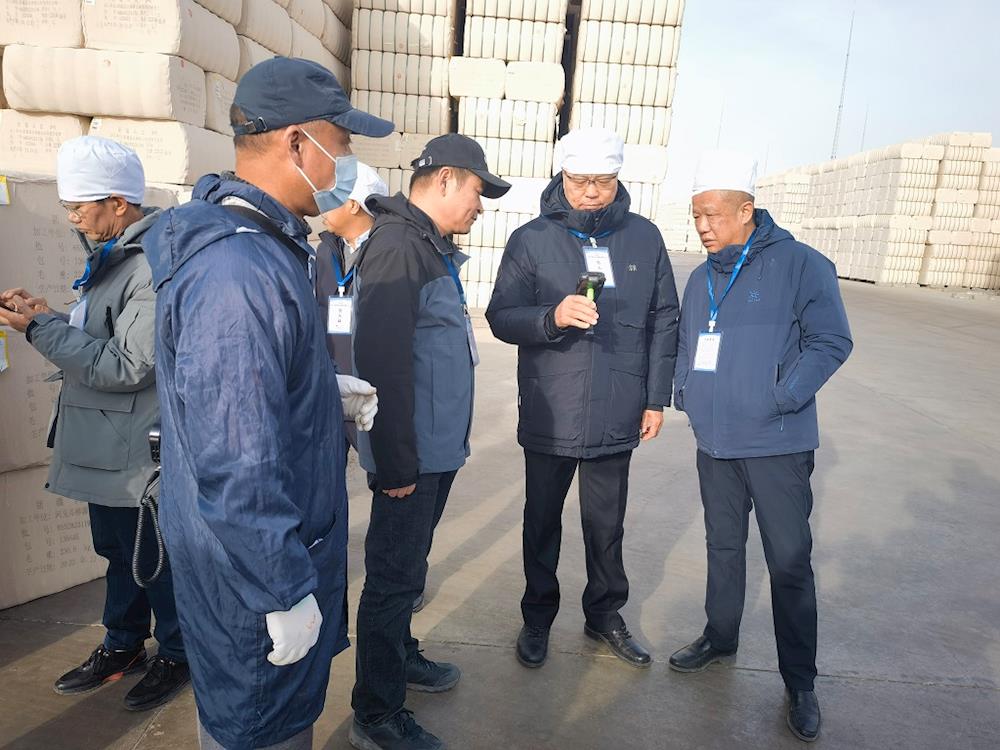 中国纤维质量监测中心党委书记、主任阎思进一行在兵团第一师阿拉尔市检查监管棉公证检验工作