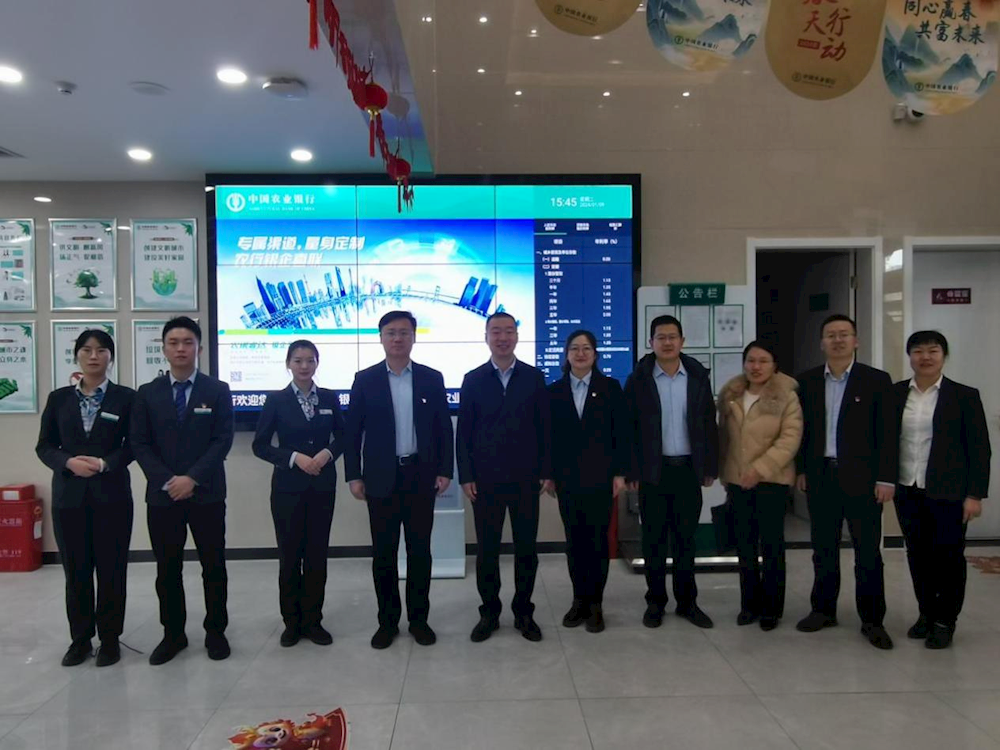 师市党委常委、副师长冯阳一行慰问 金融机构干部职工