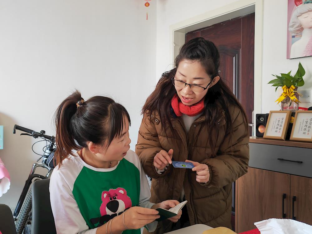 我为群众办实事 | 上门发放残疾证 贴心服务送到家