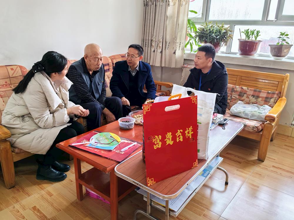 传递温暖 喜迎佳节——青松路街道开展春节前走访慰问活动