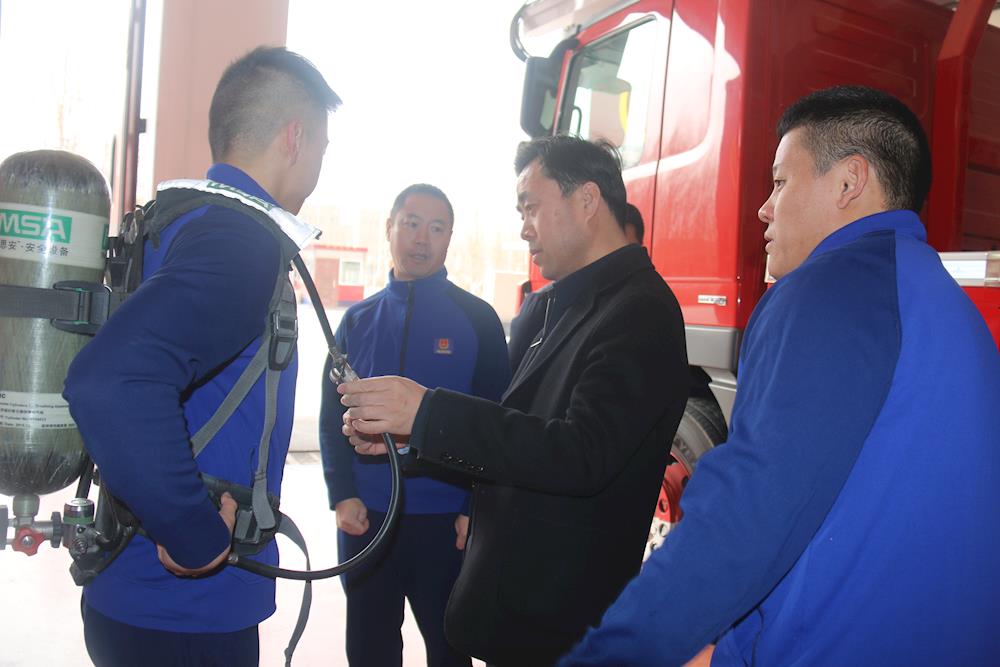 第一师应急管理局党委书记、局长 贺卫华在阿拉尔市消防救援大队调研