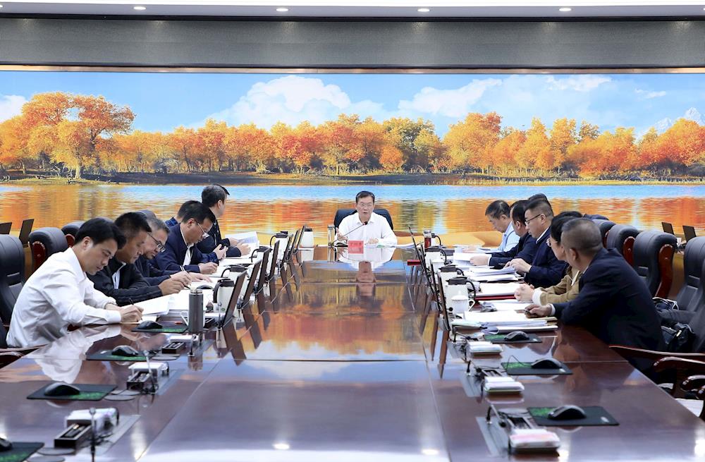 十二届师市党委常委会召开会议