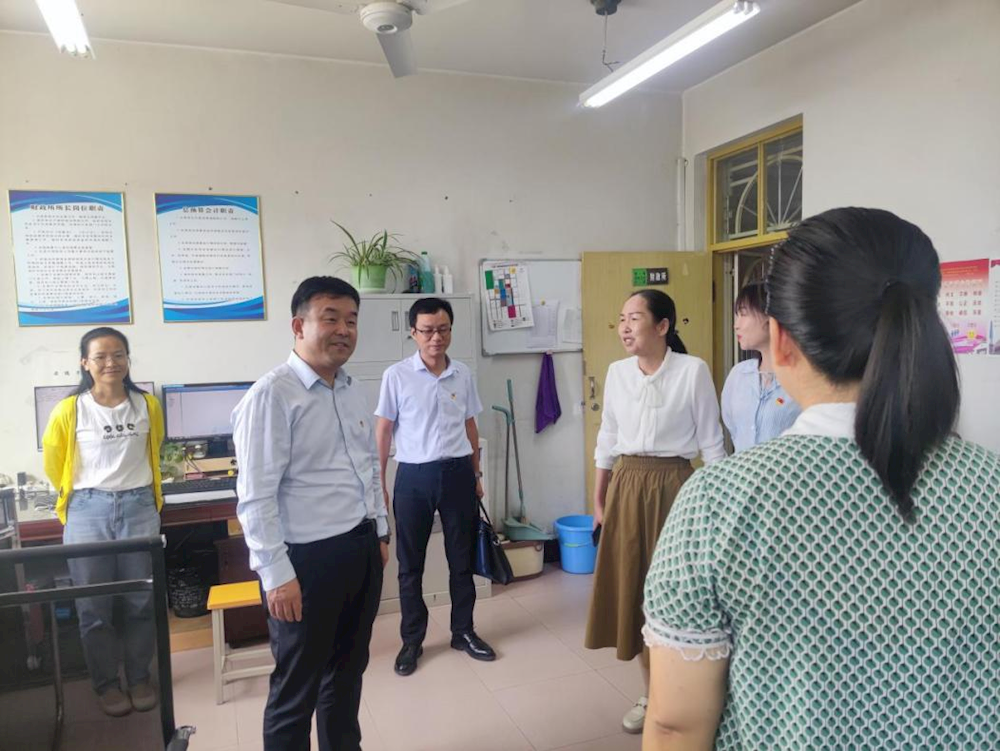 师市财政局赴挂钩连队开展“党旗映天山”主题党日活动