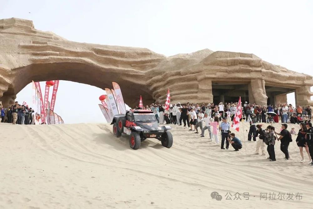 爱跑·2025中国环塔国际拉力赛阿拉尔赛段开赛
