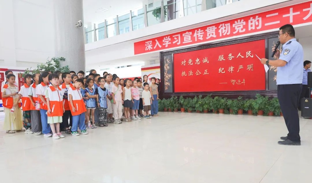 第一师阿拉尔市公安局开展“‘未’你而来 守护‘童’行”2025年暑期警营文化开放日活动