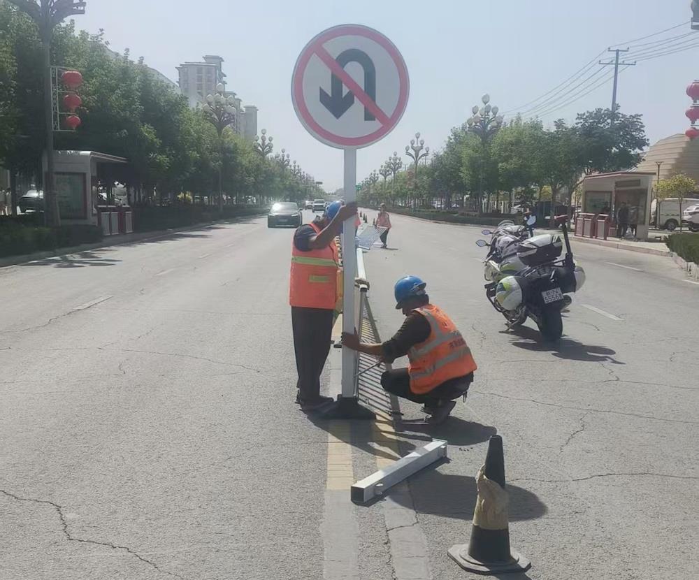 市政护栏筑防线 文明出行更安全